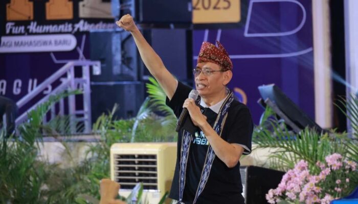 Penutup PKKMB, Rektor UNAIR Ajak Maba Jaga Persatuan Indonesia