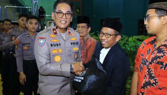 Bagikan Ribuan Paket Sembako, Ops NCS Polri Bawa Pesan Pilkada Damai di Jawa Timur