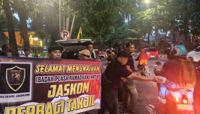 Semarak Ramadhan 1447 H, Jaskom Surabaya Bagikan Ratusan Takjil