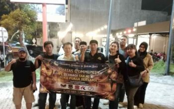 Phatas Community Tebar Takjil untuk Pengendara di SPBU Unesa