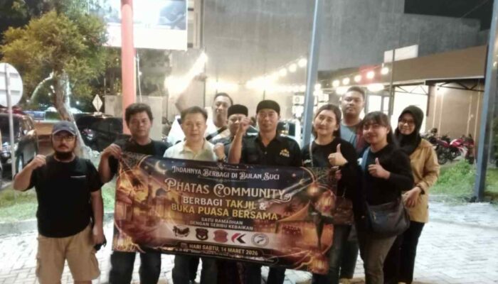 Phatas Community Tebar Takjil untuk Pengendara di SPBU Unesa