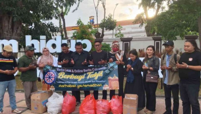 Aksi Sosial Ramadan, Berita Cakrawala Bagikan Takjil untuk Warga dan Pengendara