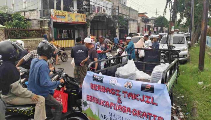 Kolaborasi PT MNJ dan Majelis Ar-Rohimin, Ratusan Takjil Dibagikan Setiap Hari