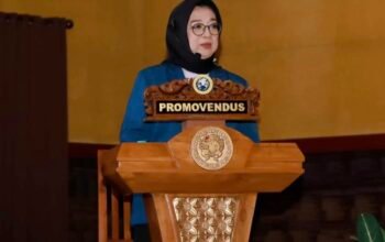 Dihadiri 4 Menteri Kabinet, Istri Pengasuh Ponpes Tebuireng Sandang Gelar Doktor Pertama Hukum dan Pembangunan UNAIR