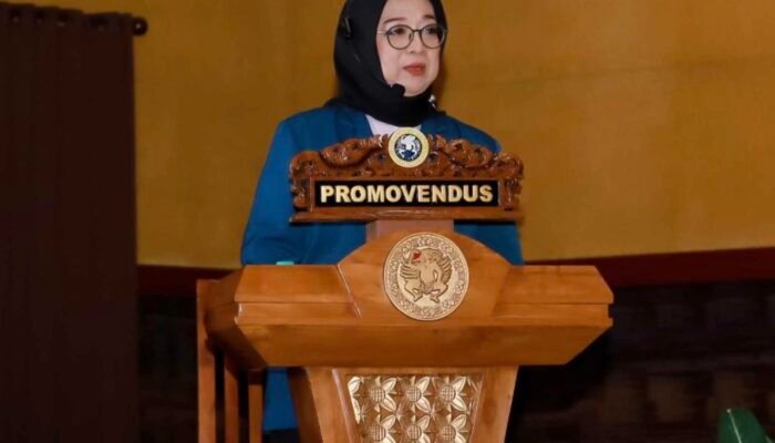 Dihadiri 4 Menteri Kabinet, Istri Pengasuh Ponpes Tebuireng Sandang Gelar Doktor Pertama Hukum dan Pembangunan UNAIR