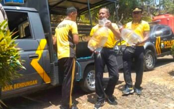 Kemarau Panjang di Trenggalek, Polres Trenggalek Distribusikan Air Bersih hingga Lereng Bukit