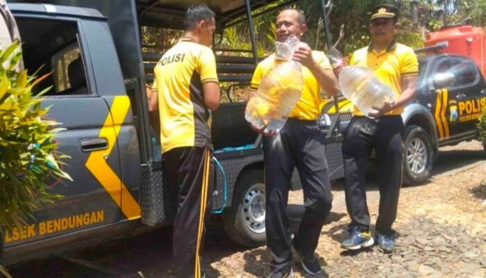 Kemarau Panjang di Trenggalek, Polres Trenggalek Distribusikan Air Bersih hingga Lereng Bukit