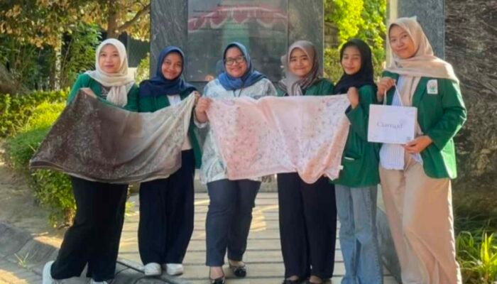Mahasiswa Unusa Hadirkan CIARRA, Hijab Modern dengan Sentuhan Motif Batik Ciamis