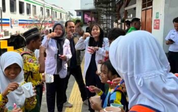 KAI Daop 8 Surabaya Hadirkan Rail Clinic, 500 Warga dan Siswa Dapat Layanan Kesehatan Gratis