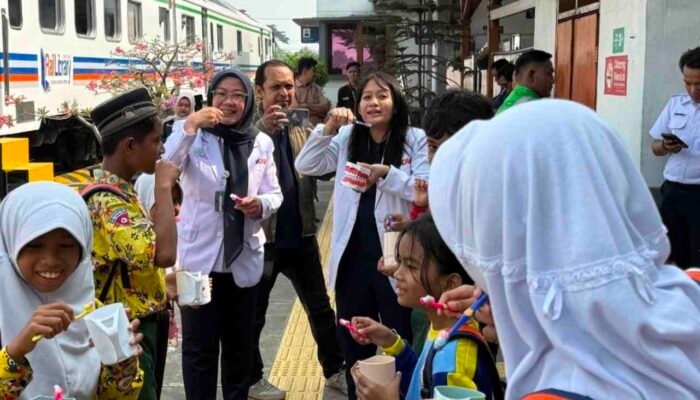 KAI Daop 8 Surabaya Hadirkan Rail Clinic, 500 Warga dan Siswa Dapat Layanan Kesehatan Gratis