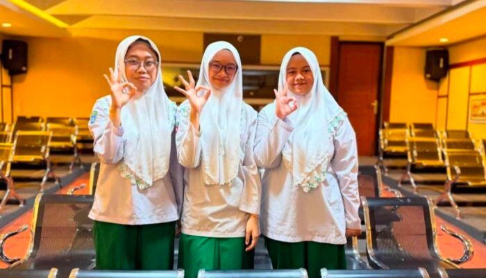 Tiga Siswi SMA Khadijah Raih Beasiswa 100 Persen, Bukti Apresiasi untuk Generasi Qur’ani