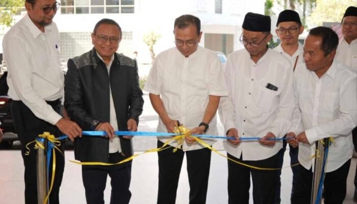 Rektor UNAIR Resmikan Kantor Baru Dharma Putra Airlangga
