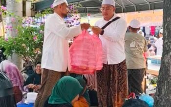 Usai Maulid dan Doa, Relawan Majelis Ar-Rohimin Bagikan 15 Ribu Nasi Kotak