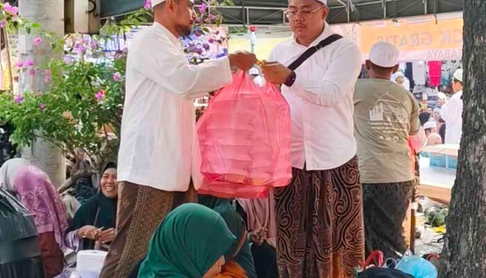 Usai Maulid dan Doa, Relawan Majelis Ar-Rohimin Bagikan 15 Ribu Nasi Kotak
